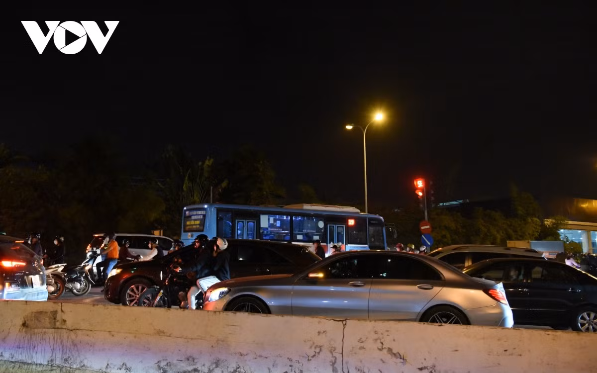 Traffic congestion worsens in Hanoi due to Tet crowds ảnh 9