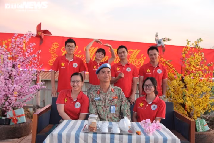 Vietnamese peacekeepers celebrate lunar New Year holiday in South Sudan ảnh 10 Besides fulfilling UN missions, staff members of level-2 field hospital No. 3 in South Sudan spend time celebrating the traditional Tet holiday, helping them ease home nostalgia.