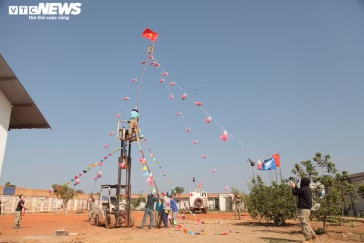 Vietnamese peacekeepers celebrate lunar New Year holiday in South Sudan ảnh 8 They erect a Neu (New Year tree) to pray for good luck in a news year.