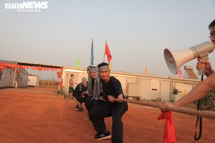 Vietnamese peacekeepers celebrate lunar New Year holiday in South Sudan ảnh 7 These activities include folk games such as goat catching while blindfolded, tug of war, kite flying, and drum beating among others.