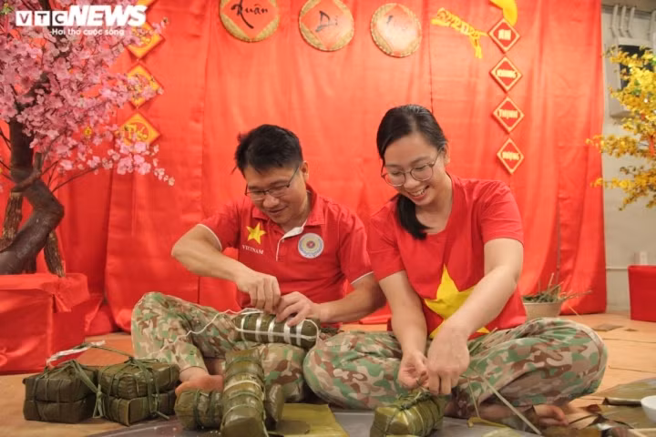 Vietnamese peacekeepers celebrate lunar New Year holiday in South Sudan ảnh 4 Banh Chung (glutinous rice cake) which is indispensable during Tet is wrapped with banana leaves taken from capital Juba, and pork from pigs raised by the Vietnamese officers and employees locally.