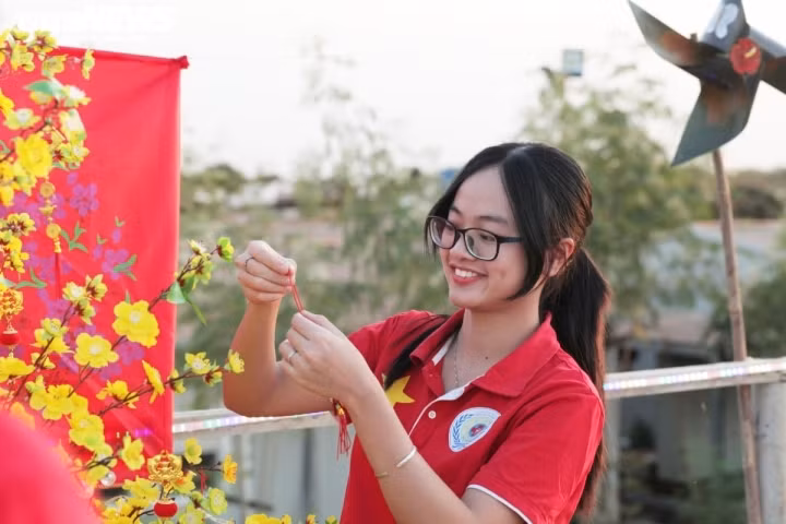 Vietnamese peacekeepers celebrate lunar New Year holiday in South Sudan ảnh 9 They create branches of peach and apricot blossoms, signaling the arrival of the spring.