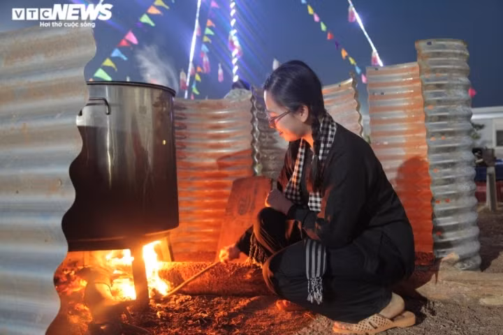 Vietnamese peacekeepers celebrate lunar New Year holiday in South Sudan ảnh 5 In addition, the officers and employees make use of available materials to cook traditional dishes, hoping for a fuller and warmer Tet.
