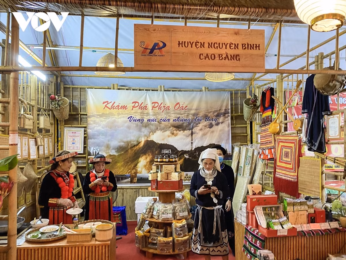 Hanoi Cuisine and Craft Village Tourism Festival celebrates SEA Games 31 ảnh 8 The event also sees the participation of a variety of tourism products from other northern provinces such as Dien Bien and Cao Bang.