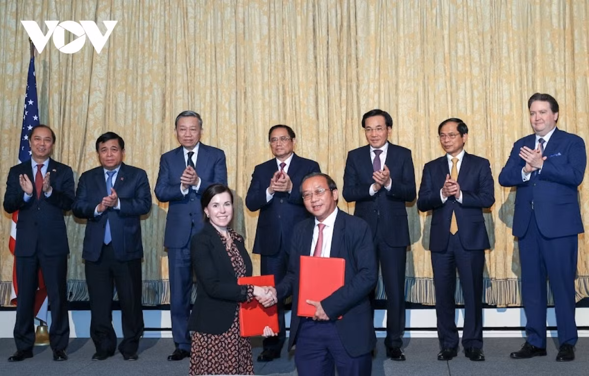 Fresh opportunities for Vietnam-US cooperation in tourism development and trade ảnh 4 PM Chinh witnesses the signing ceremony of a memorandum of understanding between Vietjet Air and United Parcel Service Co.