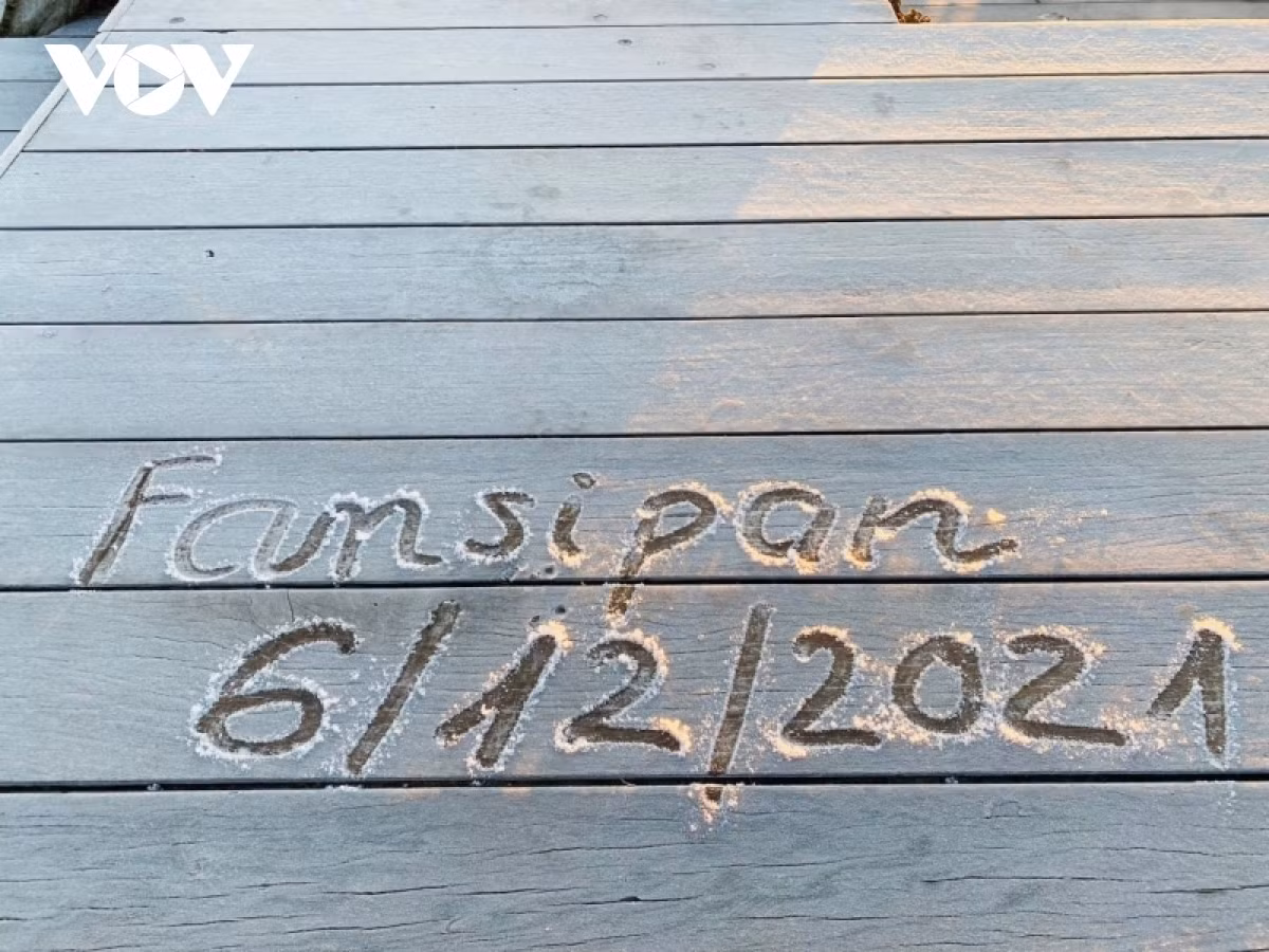 Handwriting is left on the snow-covered surface of Fansipan.