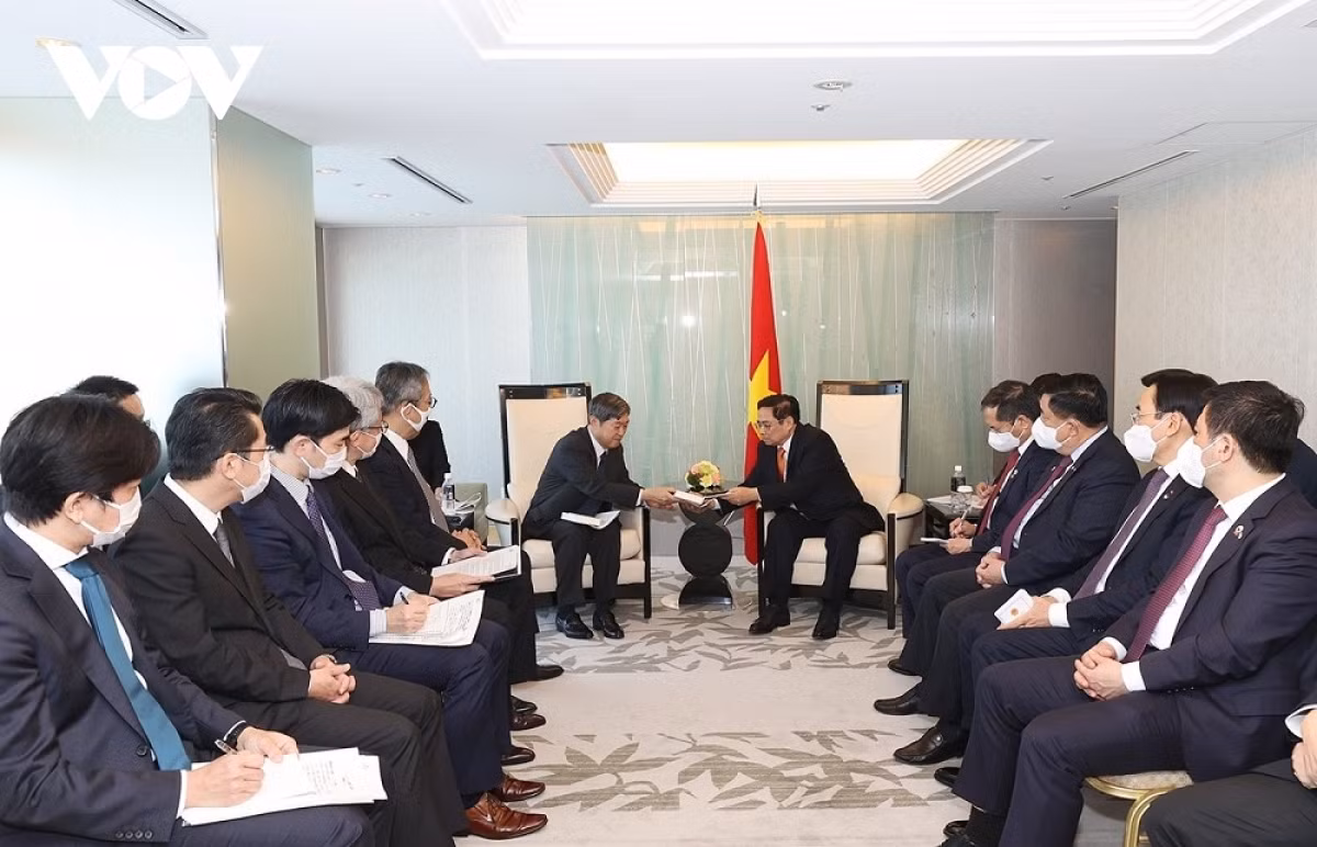 PM Chinh suggests Japan provide Vietnam with new-generation ODA ảnh 1 Prime Minister Pham Minh Chinh (R) meets with Kitaoka Shinichi, President of the Japan International Cooperation Agency (JICA).
