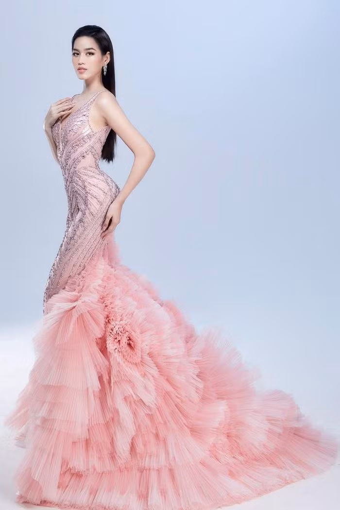 A classic-style fishtail outfit featuring over 1000 sapphires helps Do Thi Ha to show off her wonderful figure.