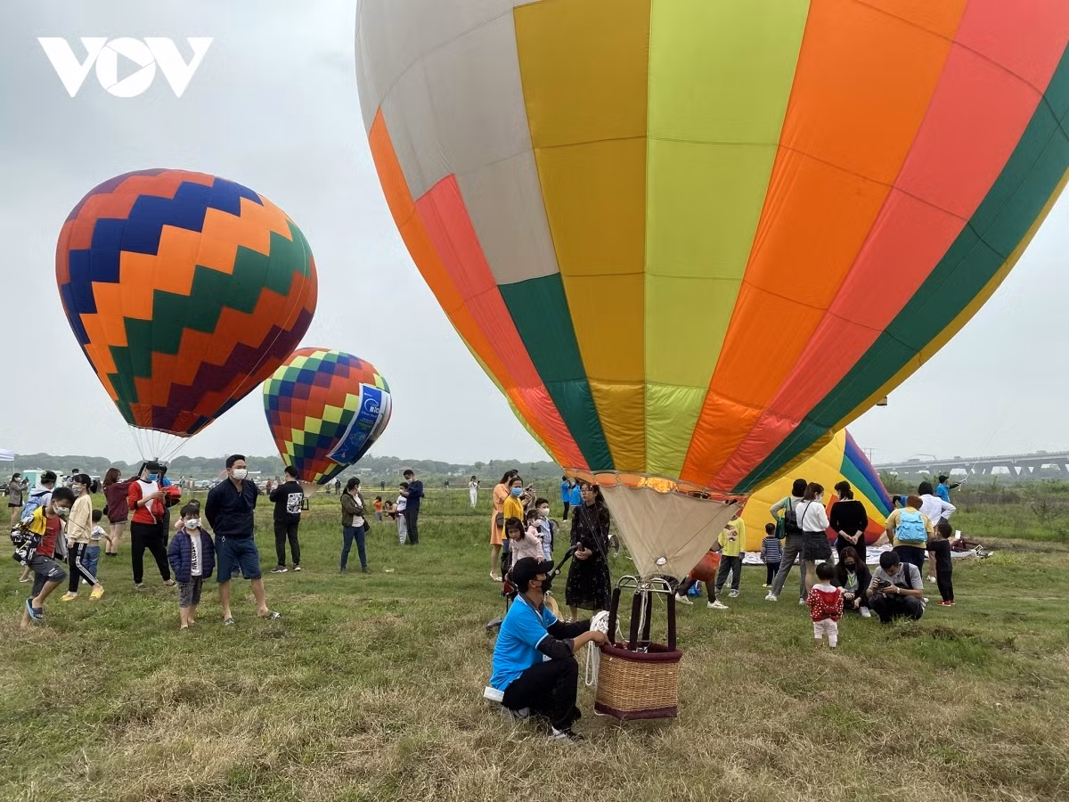 A total of 22 enormous&nbsp;hot air balloons&nbsp;fly high in the sky at the festival.
