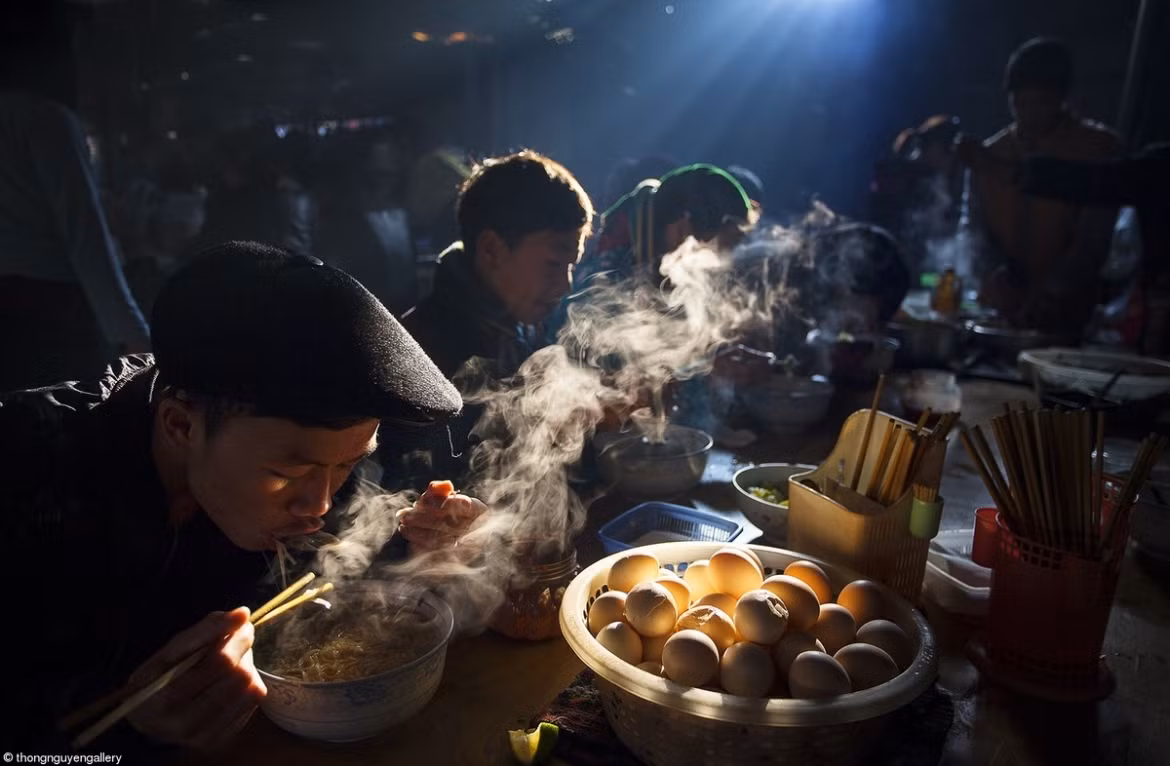 Vietnamese photographers claim first prizes in UK photo contest ảnh 1 A photo taken by Nguyen Huu Thong, named "Bua sang o Cho Phien”, “Flea Market Breakfast” was captured at a rural market in the northern highlands province of Ha Giang. The image won first prize in the Food at the Table category.