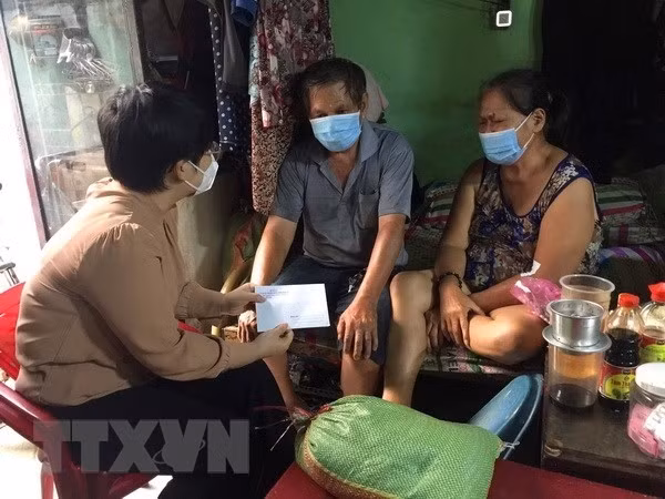 UNDP announces report on pandemic impacts on vulnerable households ảnh 1 Handing over gifts to a family hit by COVID-19 in Ho Chi Minh City (Photo: VNA)