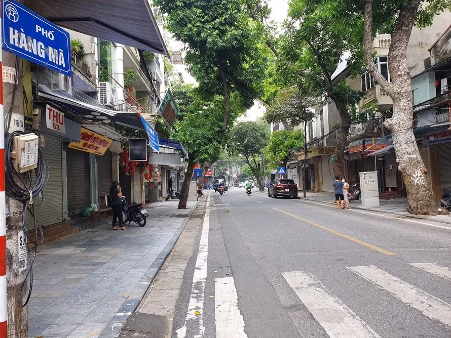 Hanoi street market left deserted as Mid-Autumn Festival draws near ảnh 1 The street is located in the heart of Hoan Kiem district, one of the capital’s red zones, meaning it is in the grip of strict social distancing measures for the COVID-19 fight.