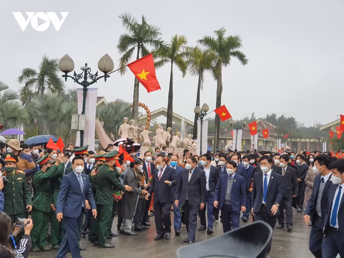 State President attends spring festival of ethnic groups nationwide ảnh 2 Addressing officials and 200 representatives of 22 ethnic groups from 15 provinces, State President Nguyen Xuan Phuc said the Party’s ethnic minority policy has created optimal conditions for upholding and developing the cultural identity of each ethnic group while facilitating the harmonisation of the groups’ culture to form the culture of Vietnam.