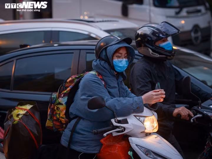 Locals rush back to Hanoi, HCM City after New Year holiday ảnh 3 People bring back luggage from their hometown to continue working and studying in major cities.