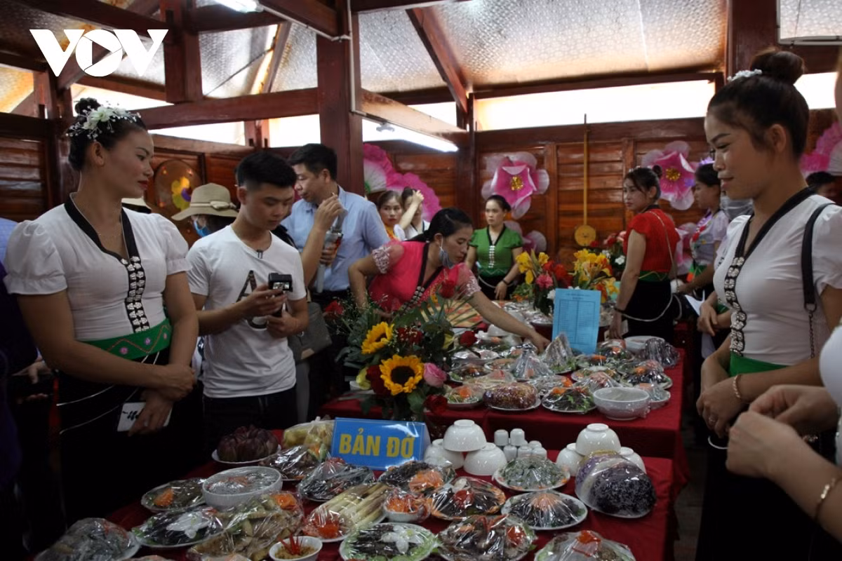 The highlight of the festival is a corner which displays the traditional dishes of the white Thai people.