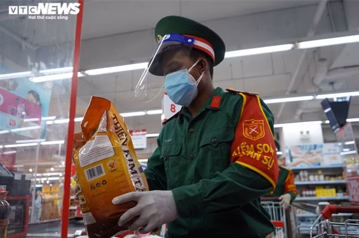 Military forces help locals shop amid tighter restrictions in HCM City ảnh 3 Rice remains one of the most essential food ordered by local people.