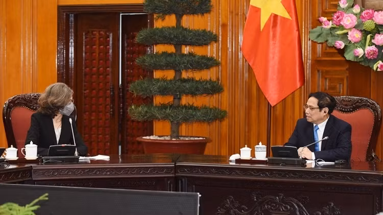 PM lauds Canadian ambassador’s contributions to growth of bilateral ties ảnh 1 Prime Minister Pham Minh Chinh (R) receives outgoing Canadian Ambassador Deborah Paul in Hanoi.