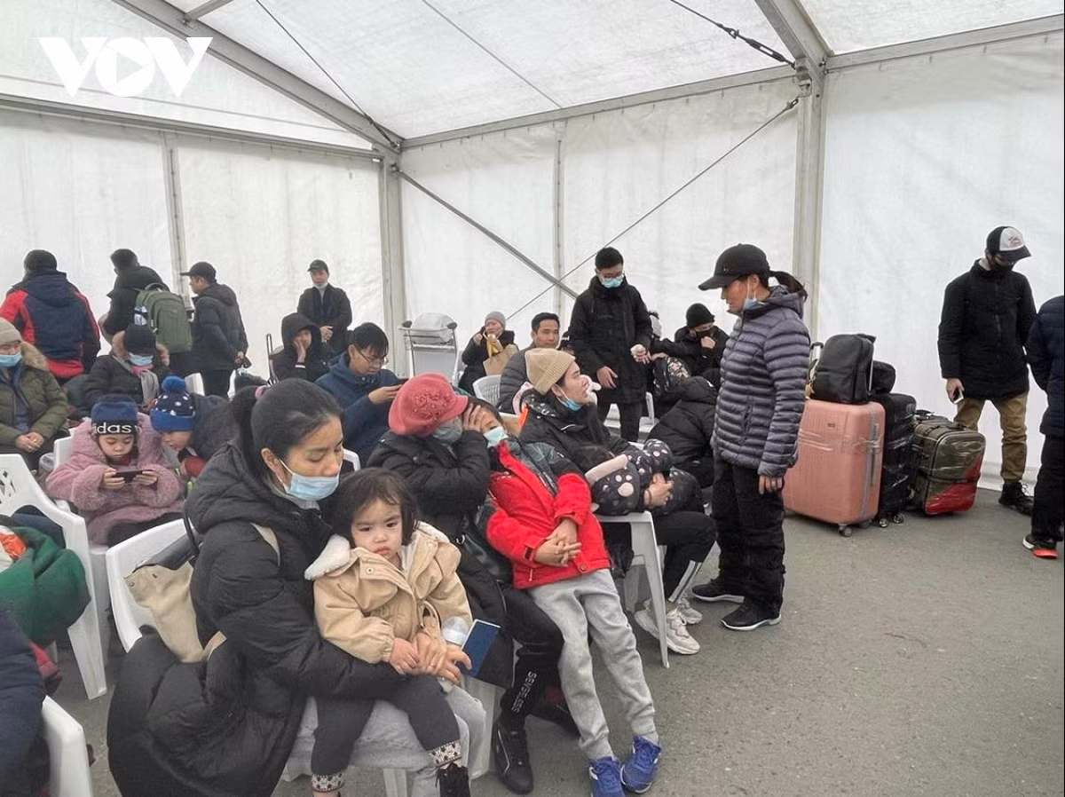 &nbsp;After the end of the second flight, the Vietnamese Embassy in Romania is urgently carrying out citizen protection work in order to deal with necessary procedures aimed at continuing to bring stranded people back home on upcoming flights.