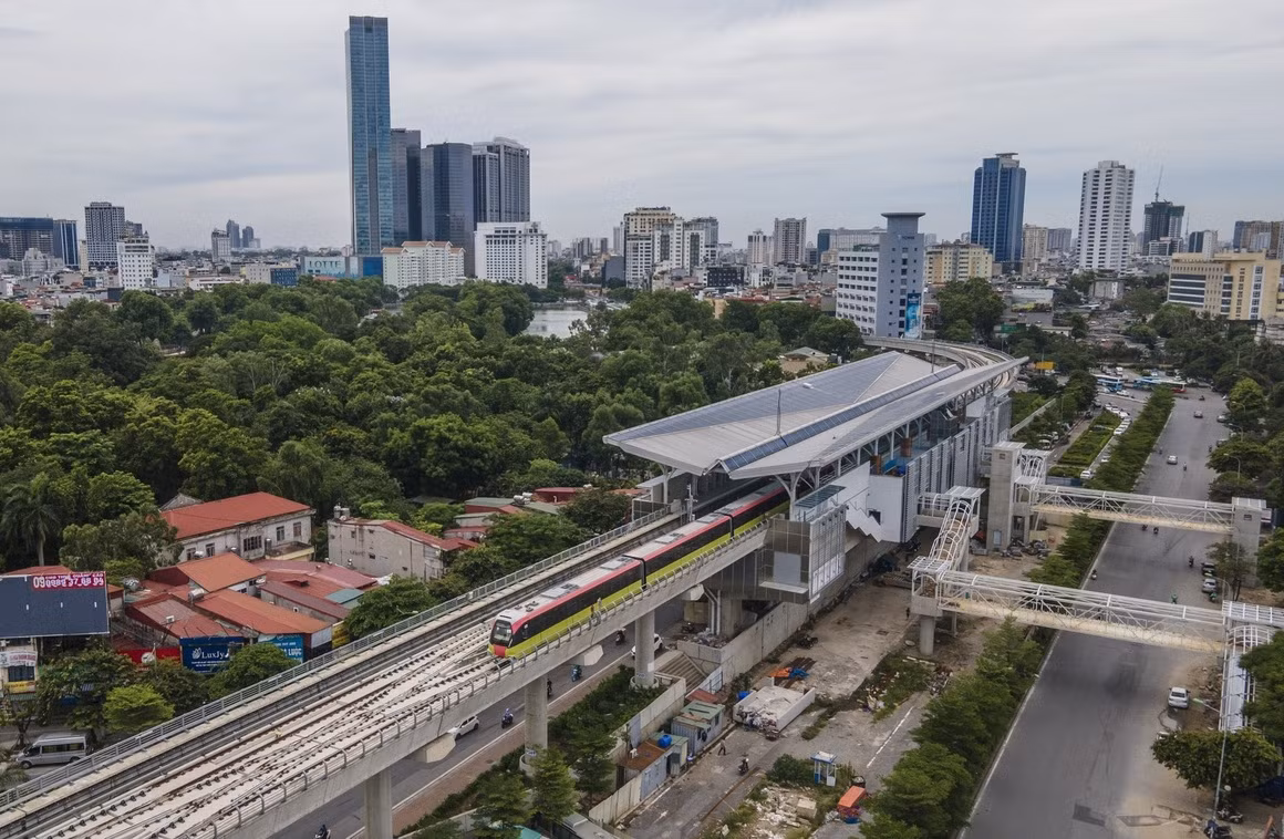 After arriving at Station S8, the trains return to their Nhon Depot.