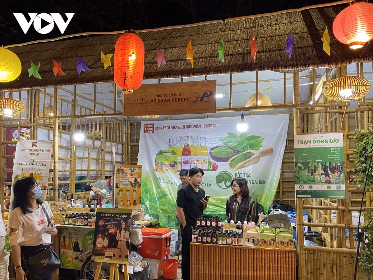 Hanoi Cuisine and Craft Village Tourism Festival celebrates SEA Games 31 ảnh 9 A booth introduces a range of tea products from the northern province of Thai Nguyen.