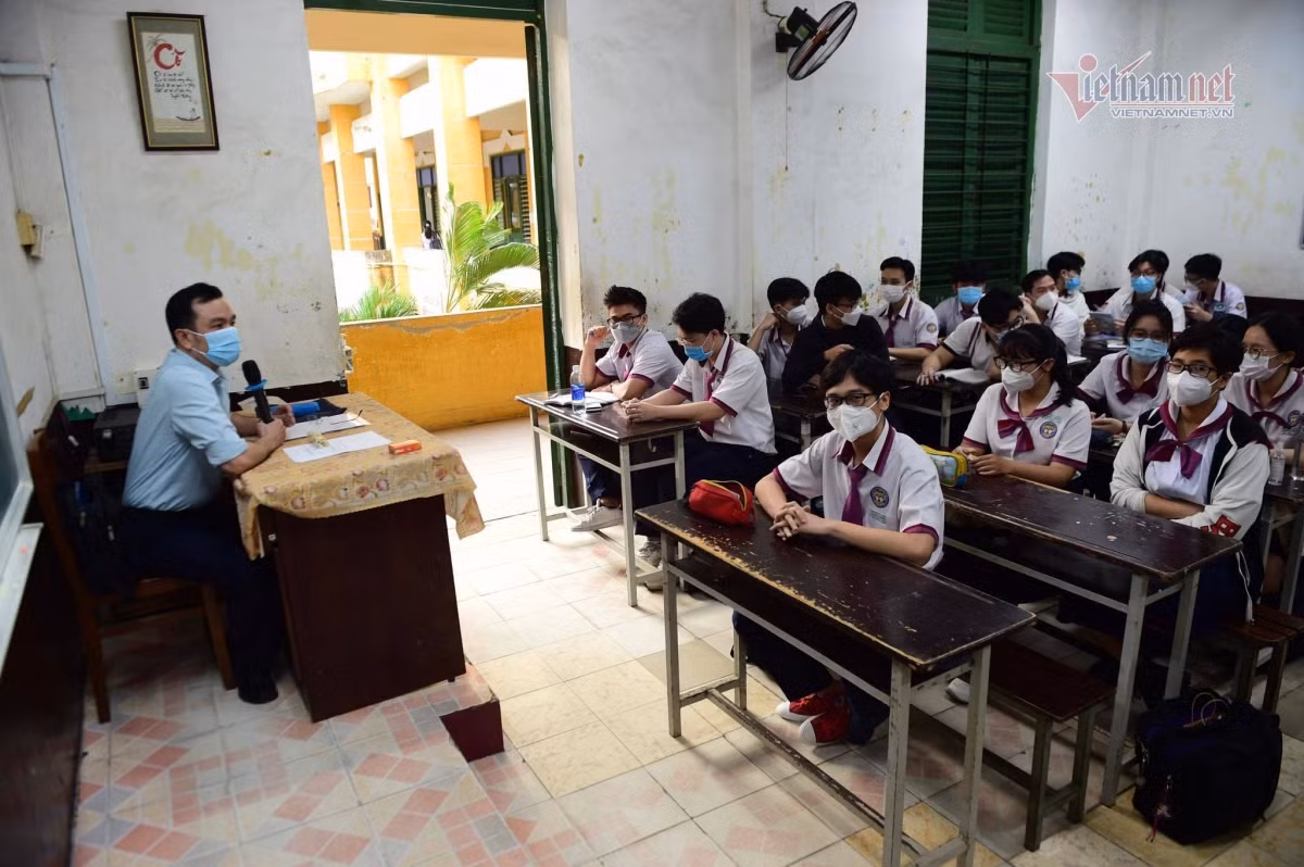 HCM City high schools reopen after half a year of closure due to COVID-19 ảnh 6 All classes start at 7 a.m as usual.