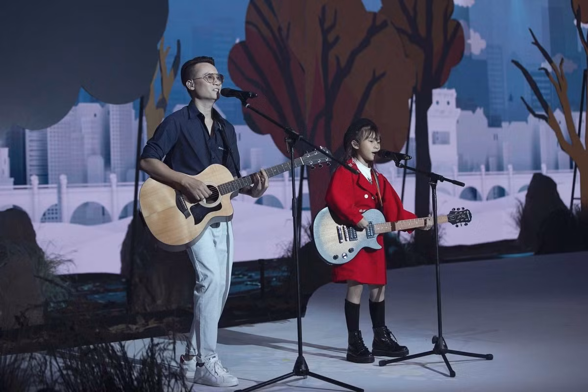 Singer Hoang Bach and his daughter put on a guitar performance to excite members of the audience.