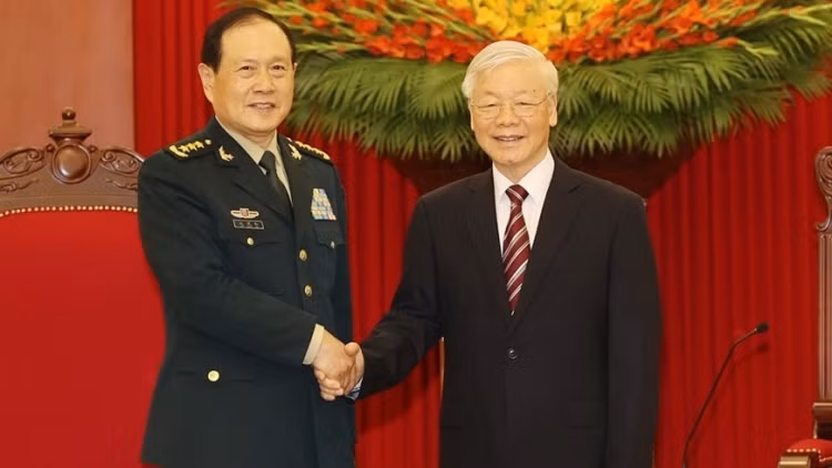 Party General Secretary Nguyen Phu Trong&nbsp;(R) hosts Chinese State Councillor and Minister of National Defence Wei Fenghe&nbsp;
