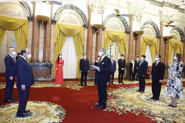 Mexican Ambassador&nbsp;Alejandro Negrin Munoz (centre) comes to present&nbsp;his&nbsp;credentials to&nbsp;President Nguyen Xuan Phuc&nbsp;on February 11. (Photo: VNA)