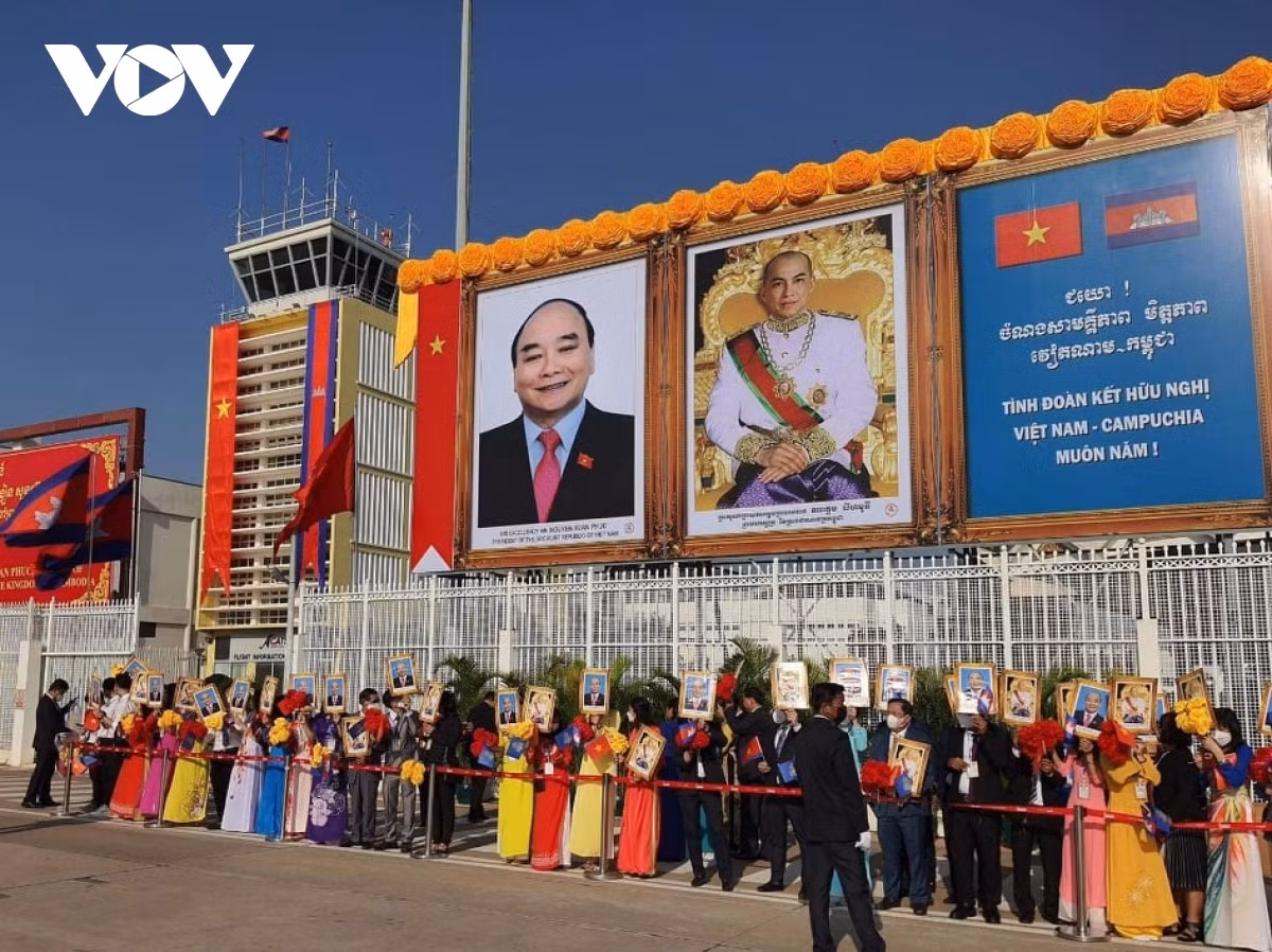 State President Phuc meets Cambodian King Sihamoni ảnh 1 Vietnamese nationals residing in Cambodia welcome President Nguyen Xuan Phuc at Pochentong airport.