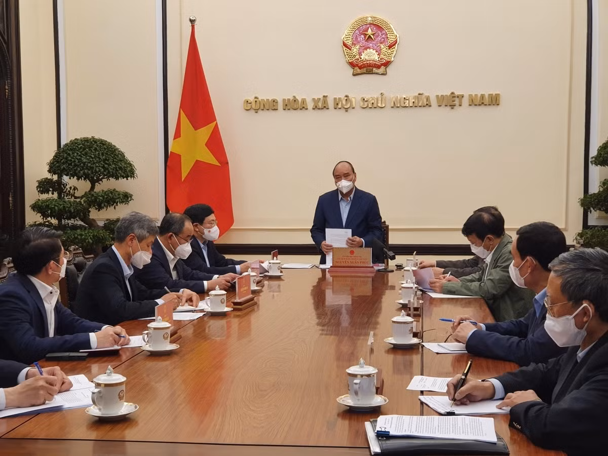 President Nguyen Xuan Phuc (standng) works with leaders of the Ministry of Foreign Affairs and relevant agencies on citizen protection in Ukraine.