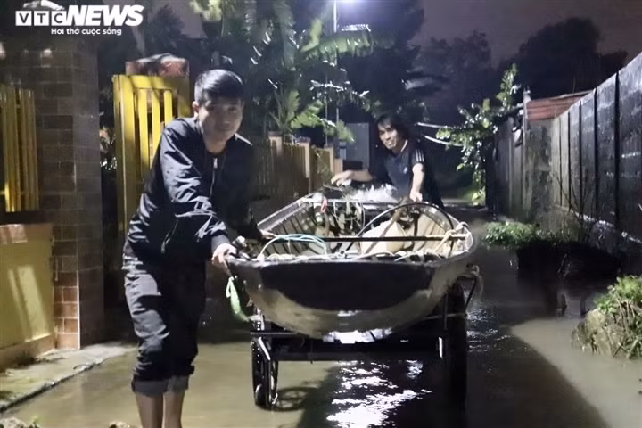 Flooding turns life upside down for residents in central Vietnam ảnh 9 Local people prepare boats in case of flooding in Le Thuy distrct of Quang Binh province amid Kien Giang river rising.