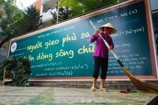 Students in the first, ninth, and 12th grades will duly return to classes&nbsp;from December 13. Ho Chi Minh City’s authorities request that all schools disinfect classrooms and learning equipment in a bid to ensure the safety of both teachers and students during the country’s ongoing COVID-19 fight.