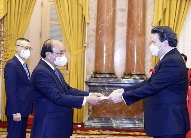 US Ambassador&nbsp;Marc Evans Knapper (R) presents his&nbsp;credentials to&nbsp;President Nguyen Xuan Phuc&nbsp;on February 11. (Photo: VNA)