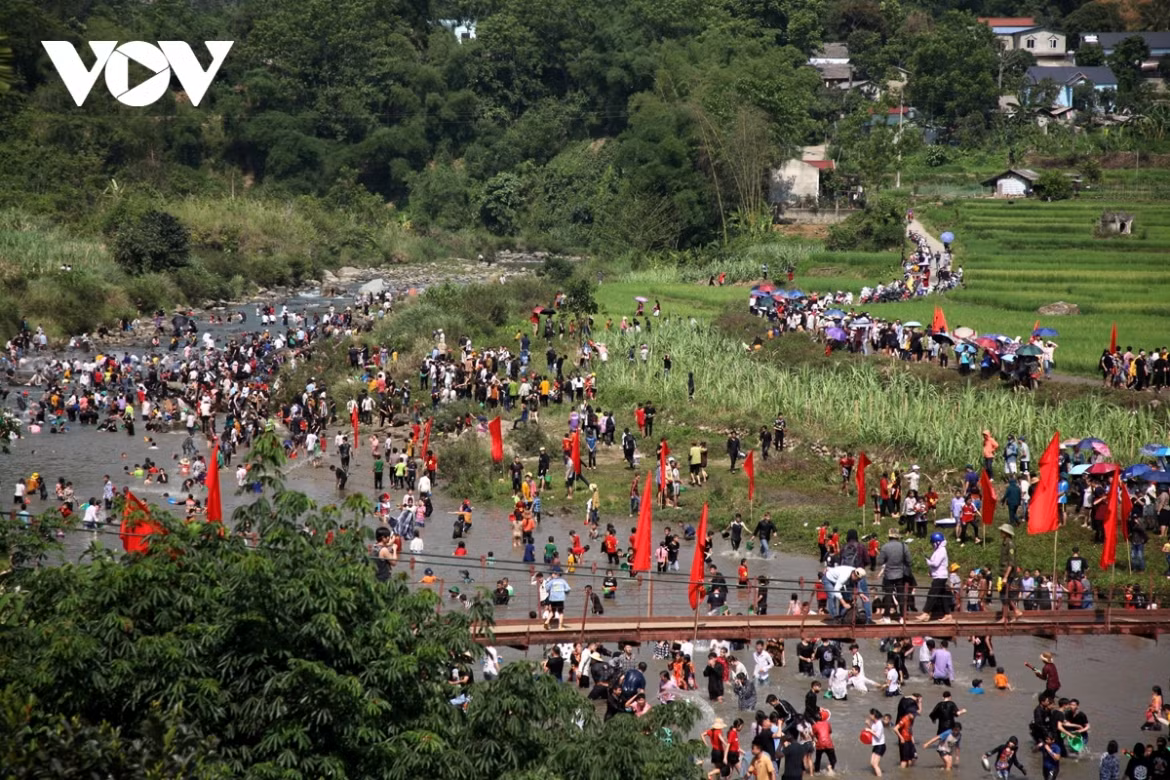 The Then Kin Pang festival helps to preserve and promote the cultural values of the Thai ethnic people in the northwestern region whilst strengthening solidarity among various ethnic groups.