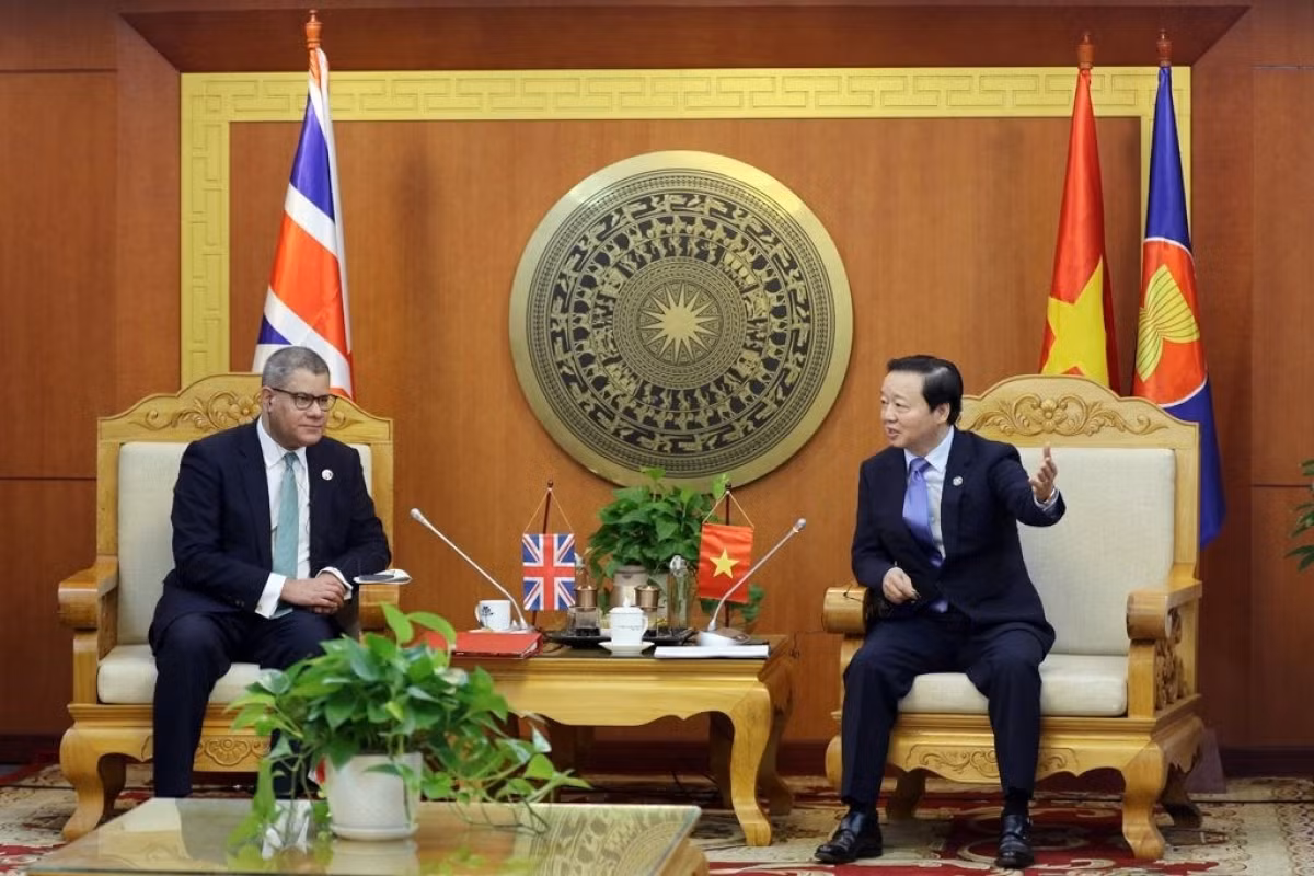 Minister of Natural Resources and Environment Tran Hong Ha (R) holds talks with&nbsp;COP26 president&nbsp;Alok Kumar Sharma in Hanoi on February 14.