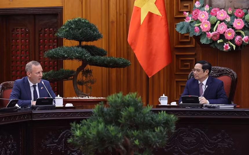 UK pledges to promote COVID-19 vaccine delivery to Vietnam ảnh 1 PM Pham Minh Chinh (R) receives UK Ambassador Gareth Ward in Hanoi on September 30.