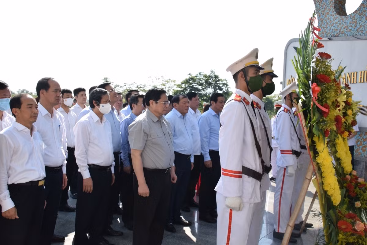 PM Pham Minh Chinh and his entourage along with and Quang Nam provincial leaders lay wreaths and offer incense at the Martyrs Cemetery and the Vietnamese Heroic Mothers' Monument.