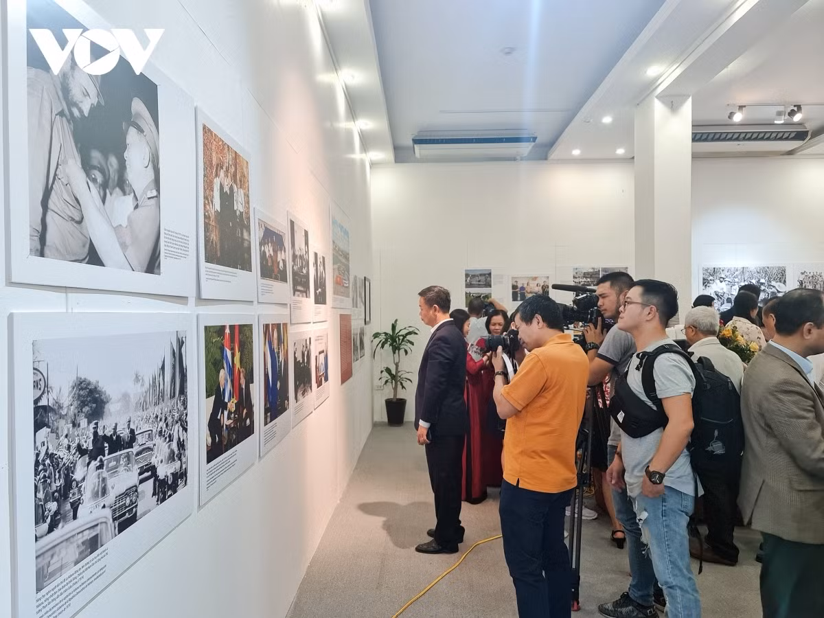 Photo exhibition details Vietnam-Cuba diplomatic ties throughout history ảnh 7