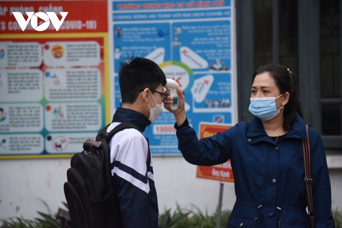 Hanoi schools reopen to ninth graders across 17 suburban districts ảnh 11 Students at Binh Phu Secondary School in Thach That district are eager to return to school from 6 a.m. on November 22.