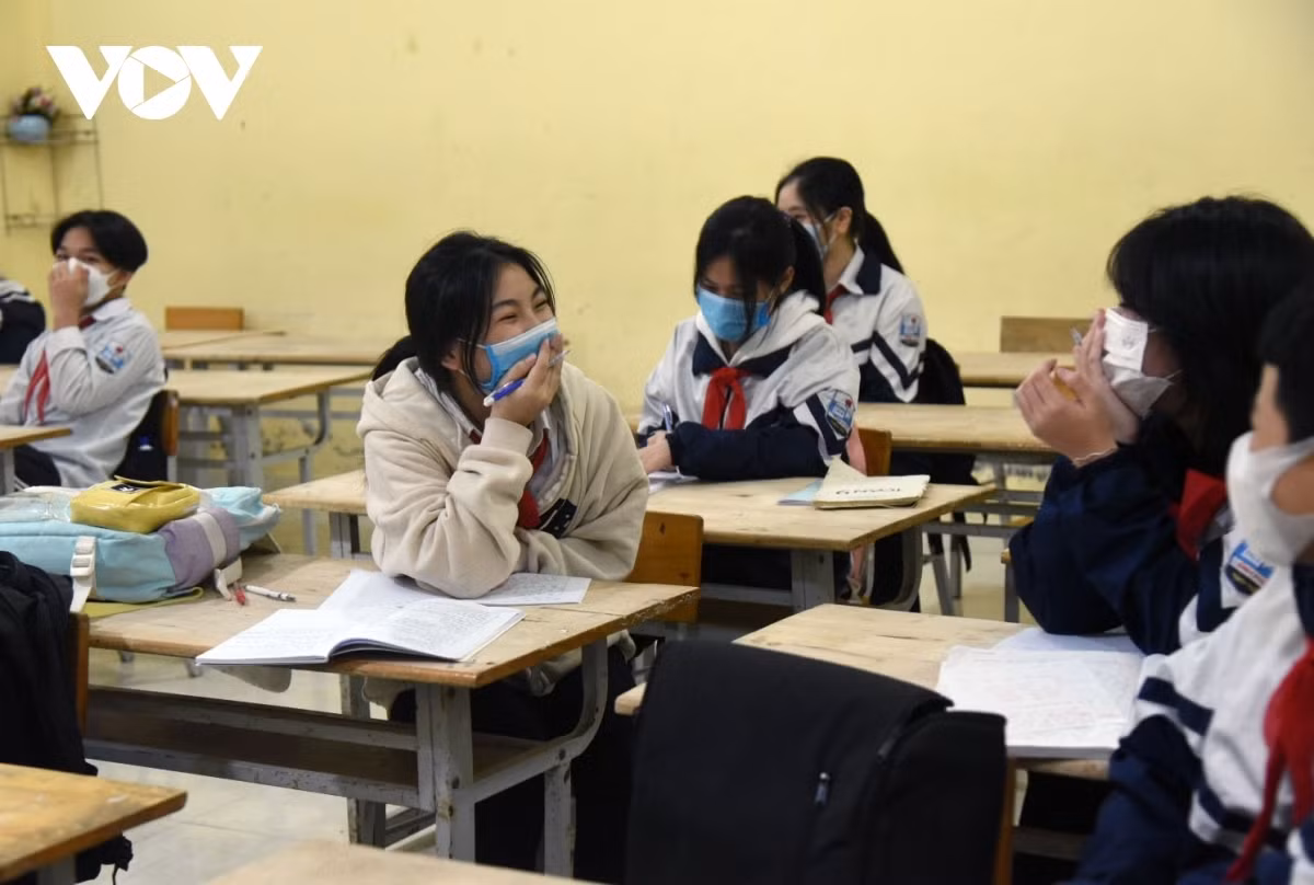 Hanoi schools reopen to ninth graders across 17 suburban districts ảnh 13 Students can’t hide their joy at going back to in-person learning after six months of shutdowns.