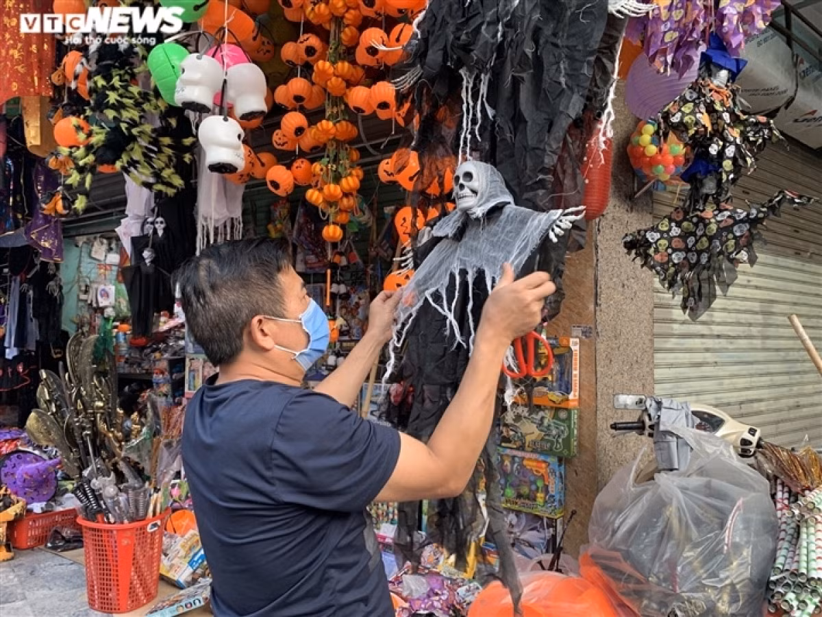 This Halloween-themed toy is sold at around VND70,000 compared to VND90,000 in 2020.