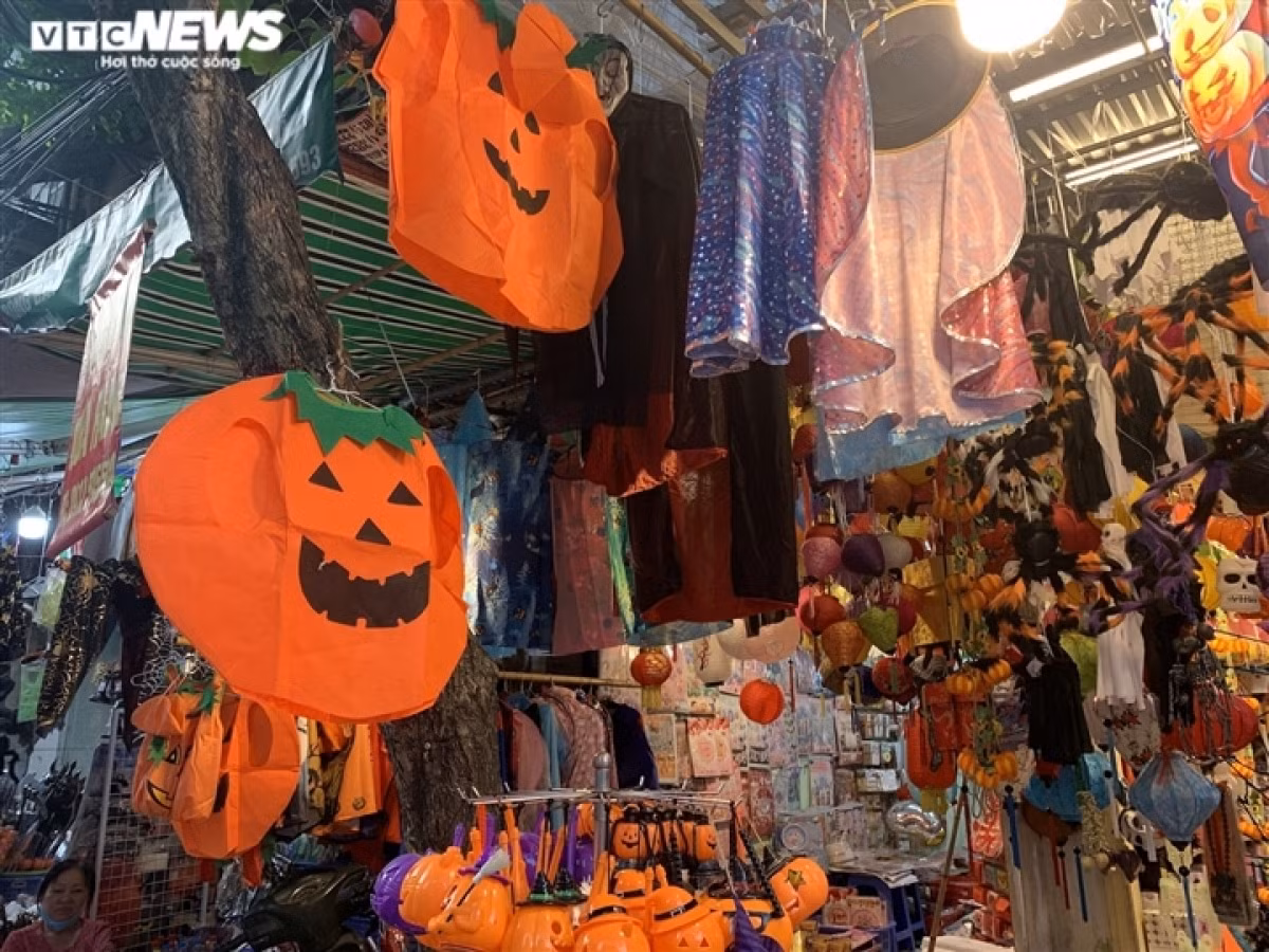 As Halloween is normally celebrated at school, but this year students aren’t allowed to go to school due to the impact of the COVID-19 pandemic, prompting shop owners to feel the pinch.