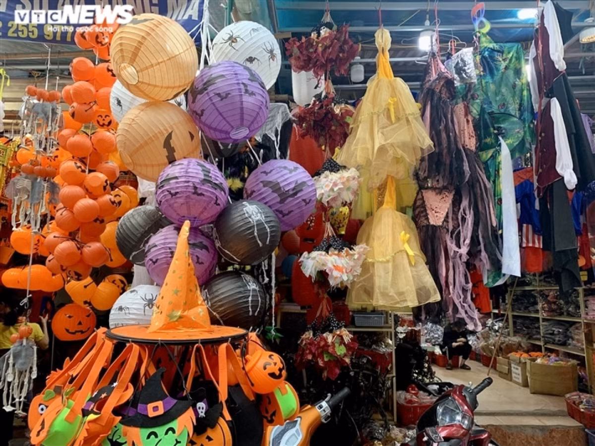 A range of exciting toys designed for Halloween have gone on sale on Hang Ma street in Hanoi’s Old Quarter as the annual festival draws near.