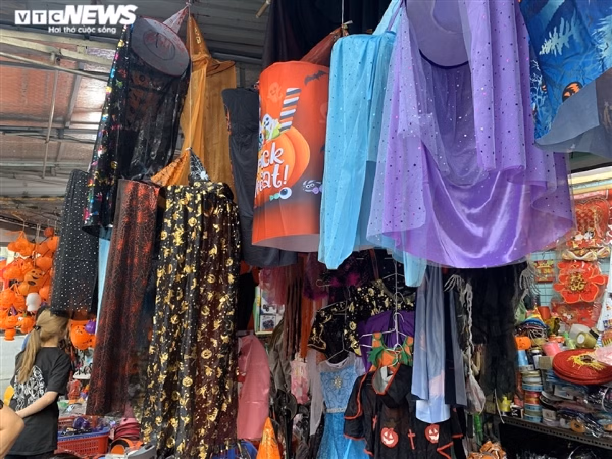 A set containing a witch hat and gown costs around VND250,000.