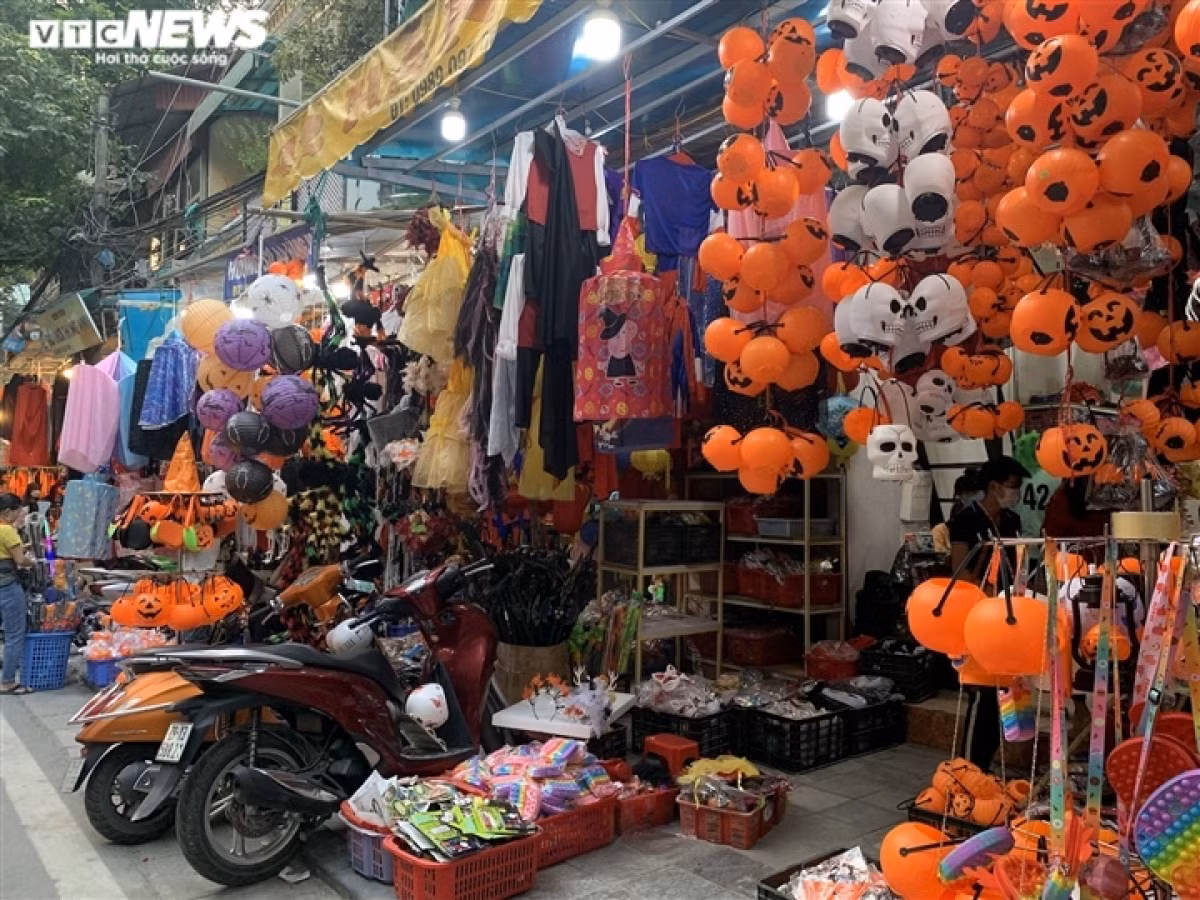 Toy shops are left deserted these days despite the fact that Halloween is approaching.
