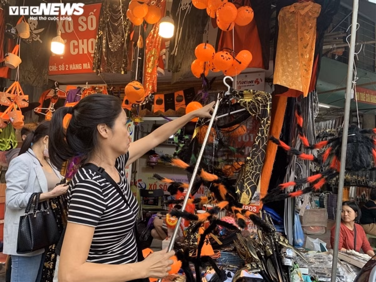 Unlike previous years, this year has seen few people stop and buy items at shops.