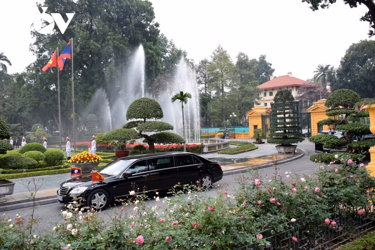Laos PM arrives in Hanoi for official visit to Vietnam ảnh 1 This is Viphavanh’s first visit to Vietnam in his capacity as Prime Minister of Laos.