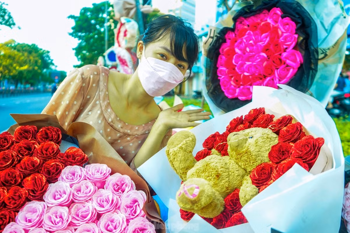 In Ho Chi Minh City, popular items include bouquets of flowers attached to teddy bears.