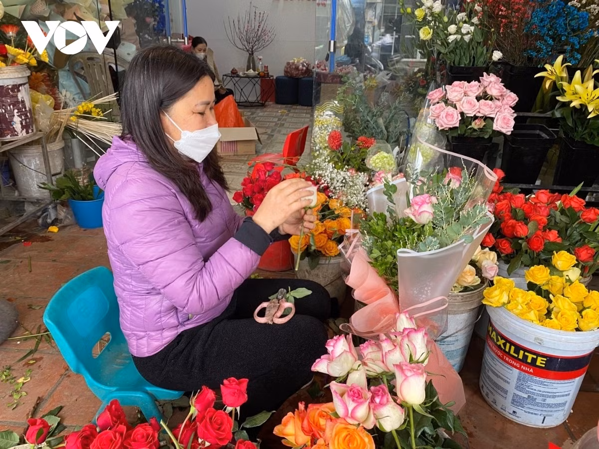 This year sees many store owners promote offers through various online social media platforms such as Facebook and Zalo, with more orders compared to previous years.