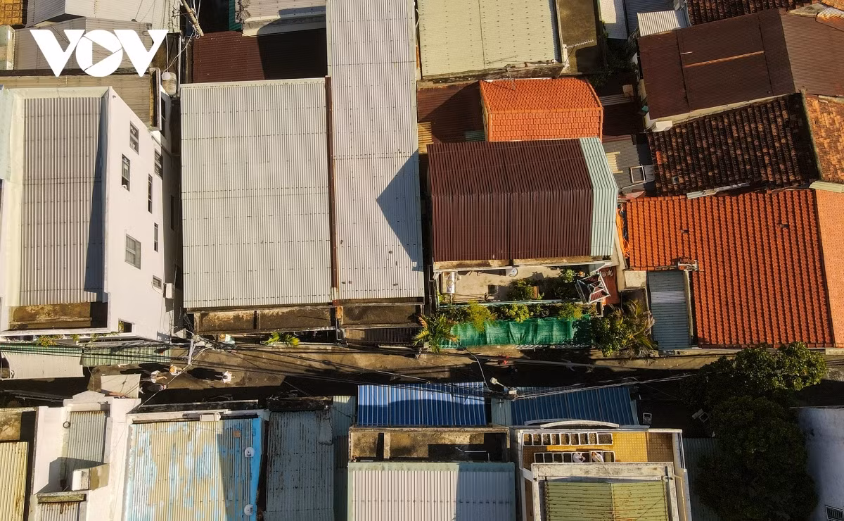 Da Nang pilots to use drones to monitor people to “stay where they are” ảnh 14 Through flycams, on-duty officials are able to clearly spot residents going out.